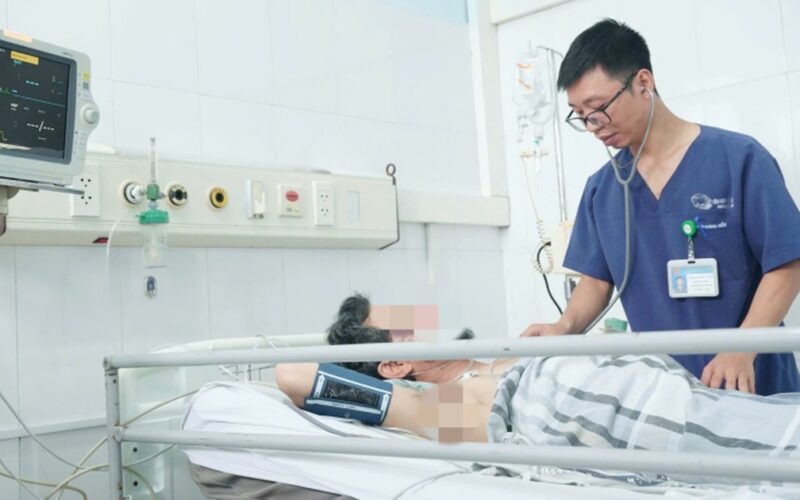 Cấp cứu bệnh nhân sốc nhiệt nguy kịch do nắng nóng