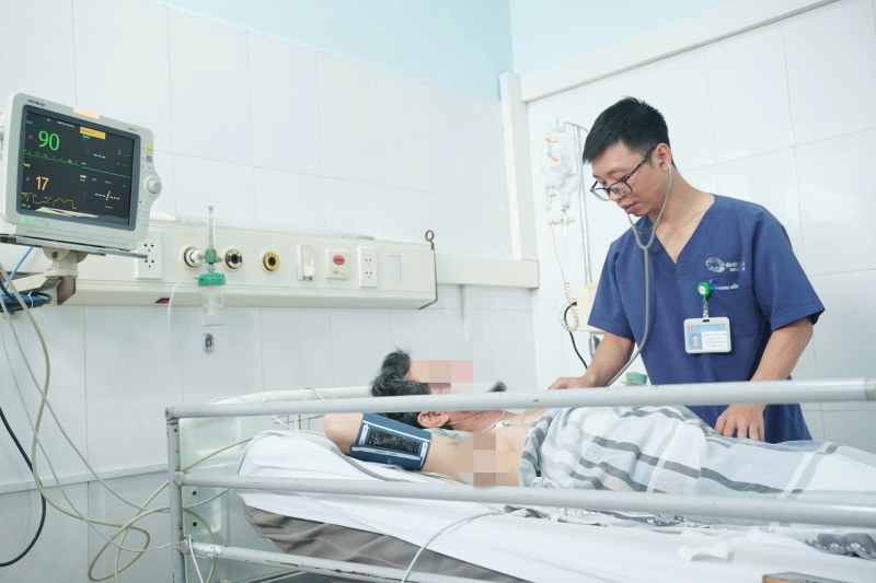bac-si-cki-tran-cong-can-khoa-hoi-suc-tich-cuc-va-chong-doc-kham-cho-benh-nhan-177986765155934896523 Cấp cứu bệnh nhân sốc nhiệt nguy kịch do nắng nóng- Ảnh 1.