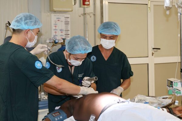 Bác sĩ mũ nồi xanh Việt Nam phẫu thuật cấp cứu cho quân nhân Ghana