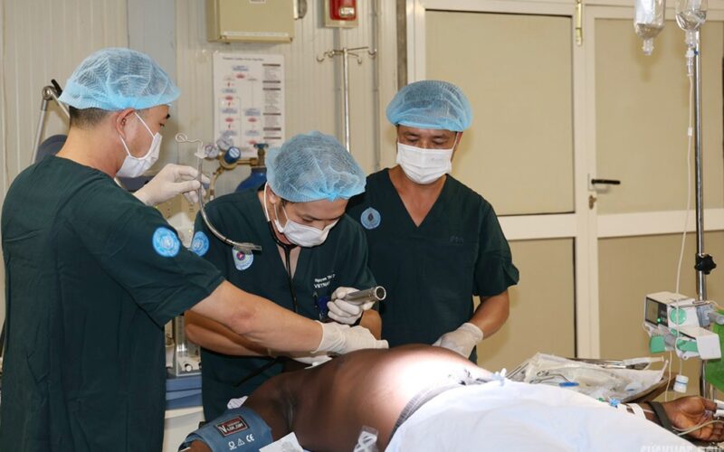 Bác sĩ mũ nồi xanh Việt Nam phẫu thuật cấp cứu cho quân nhân Ghana