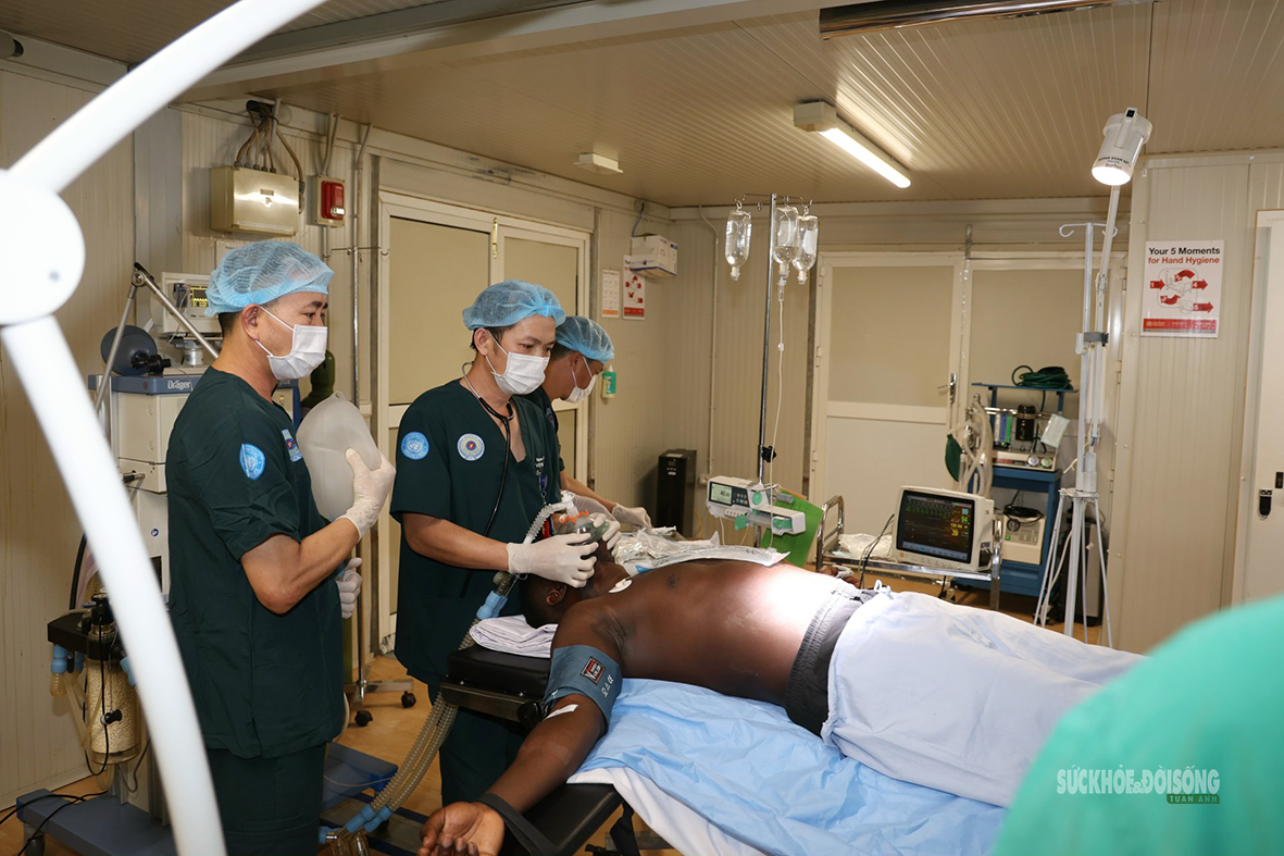 Bác sĩ mũ nồi xanh Việt Nam phẫu thuật cấp cứu cho quân nhân Ghana- Ảnh 1.