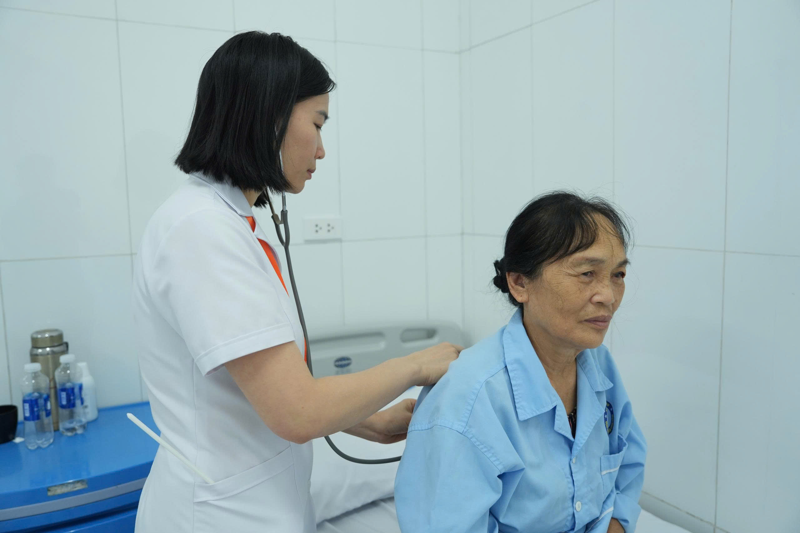 Những người thầy thuốc lặng lẽ níu giữ niềm vui tuổi già- Ảnh 3.