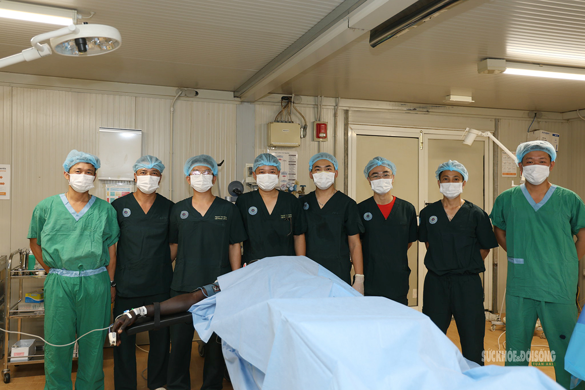 Bác sĩ Việt Nam phẫu thuật thành công ca chấn thương phức tạp tại Nam Sudan- Ảnh 4.