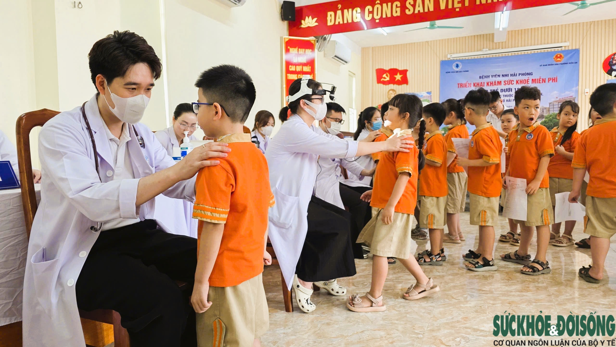 base64-1778662532465854610296 Bệnh viện Nhi Hải Phòng khám sức khỏe miễn phí cho hơn 1000 học sinh tiểu học - Ảnh 1.