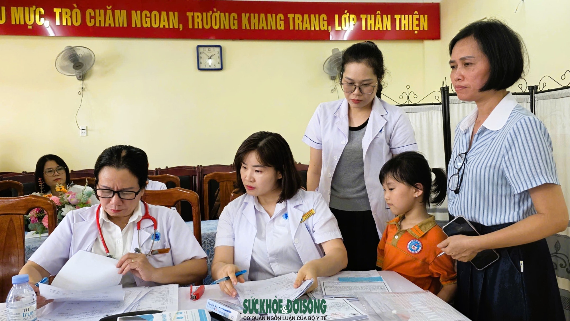 base64-17786626358922030691782 Bệnh viện Nhi Hải Phòng khám sức khỏe miễn phí cho hơn 1000 học sinh tiểu học - Ảnh 2.