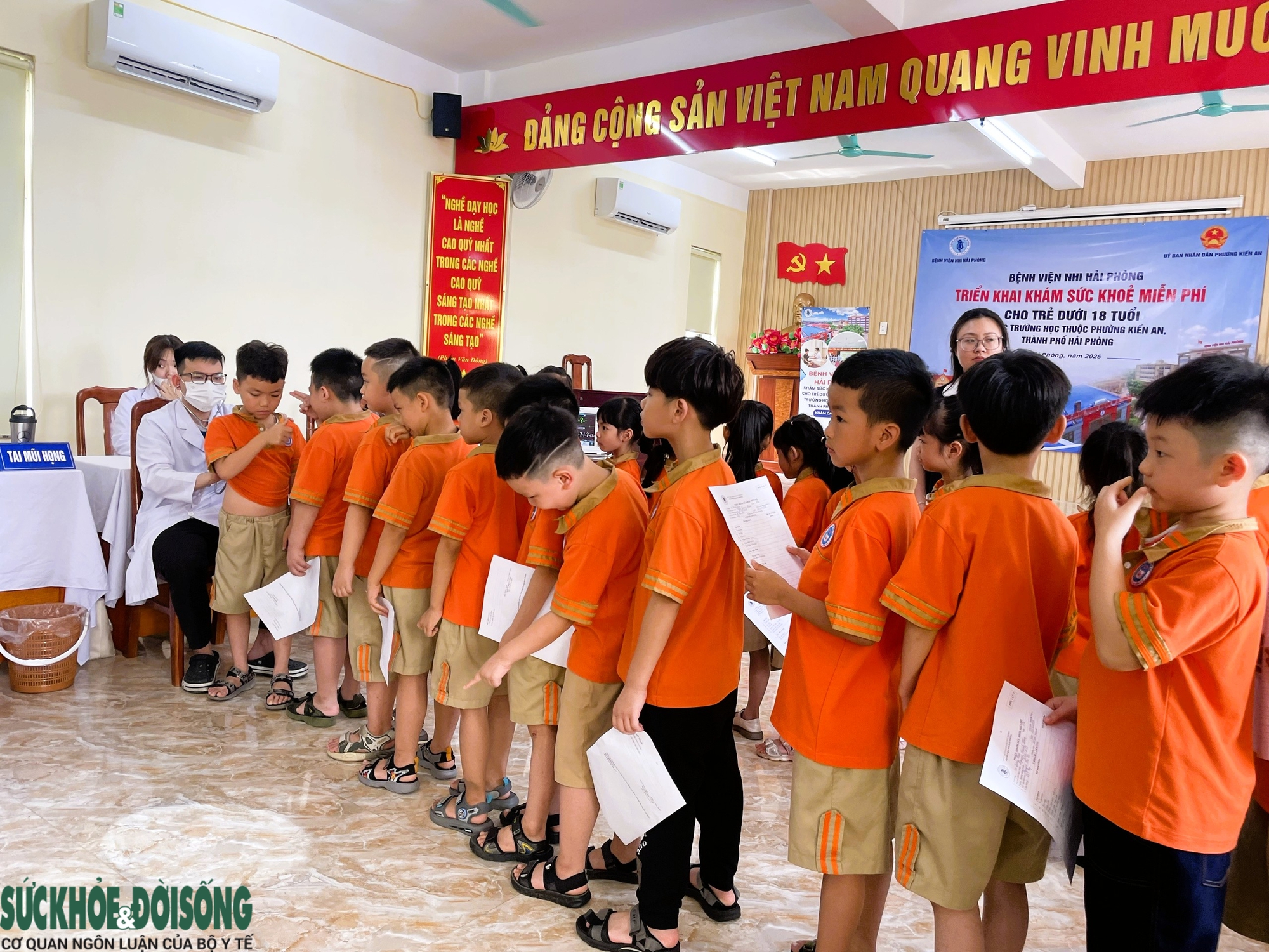 base64-1778662805013118890875 Bệnh viện Nhi Hải Phòng khám sức khỏe miễn phí cho hơn 1000 học sinh tiểu học - Ảnh 4.