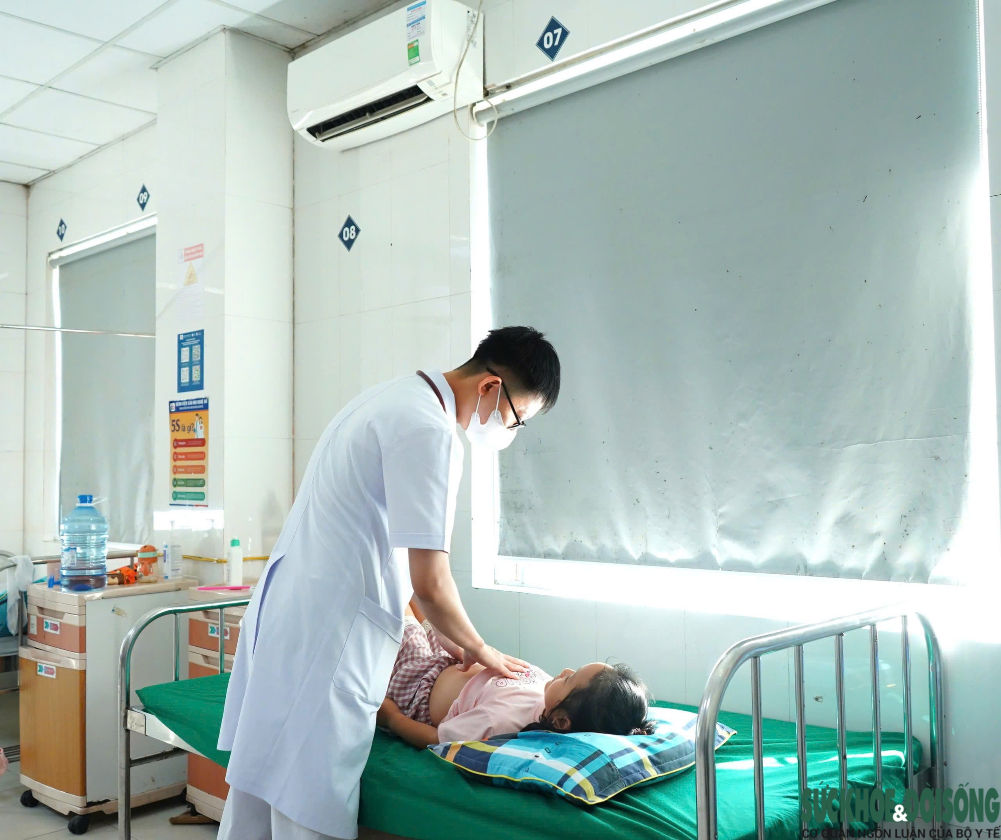 Nắng nóng hơn 40 độ C, bệnh viện tăng cường chống nóng cho người bệnh- Ảnh 3.