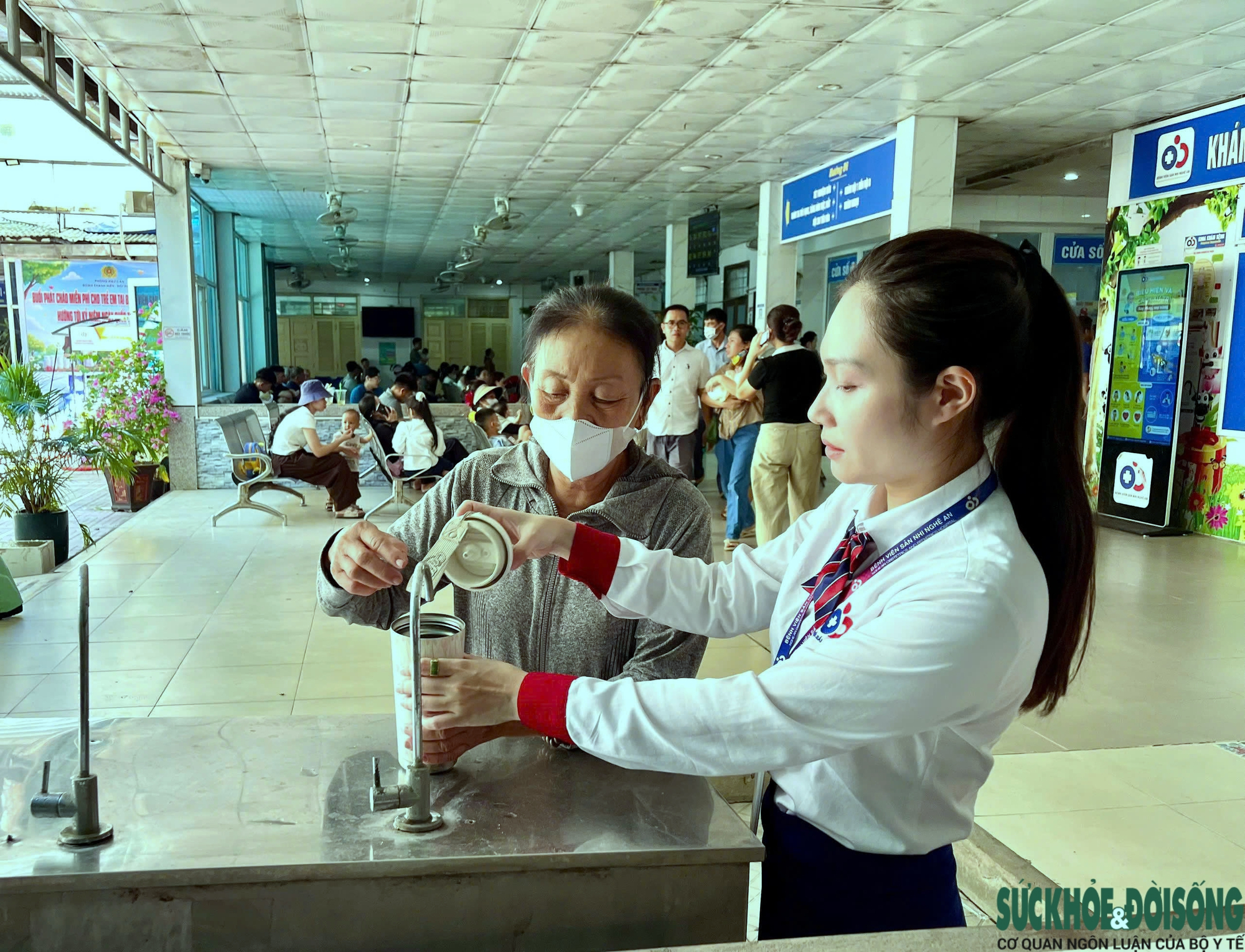 Nắng nóng hơn 40 độ C, bệnh viện tăng cường chống nóng cho người bệnh- Ảnh 2.