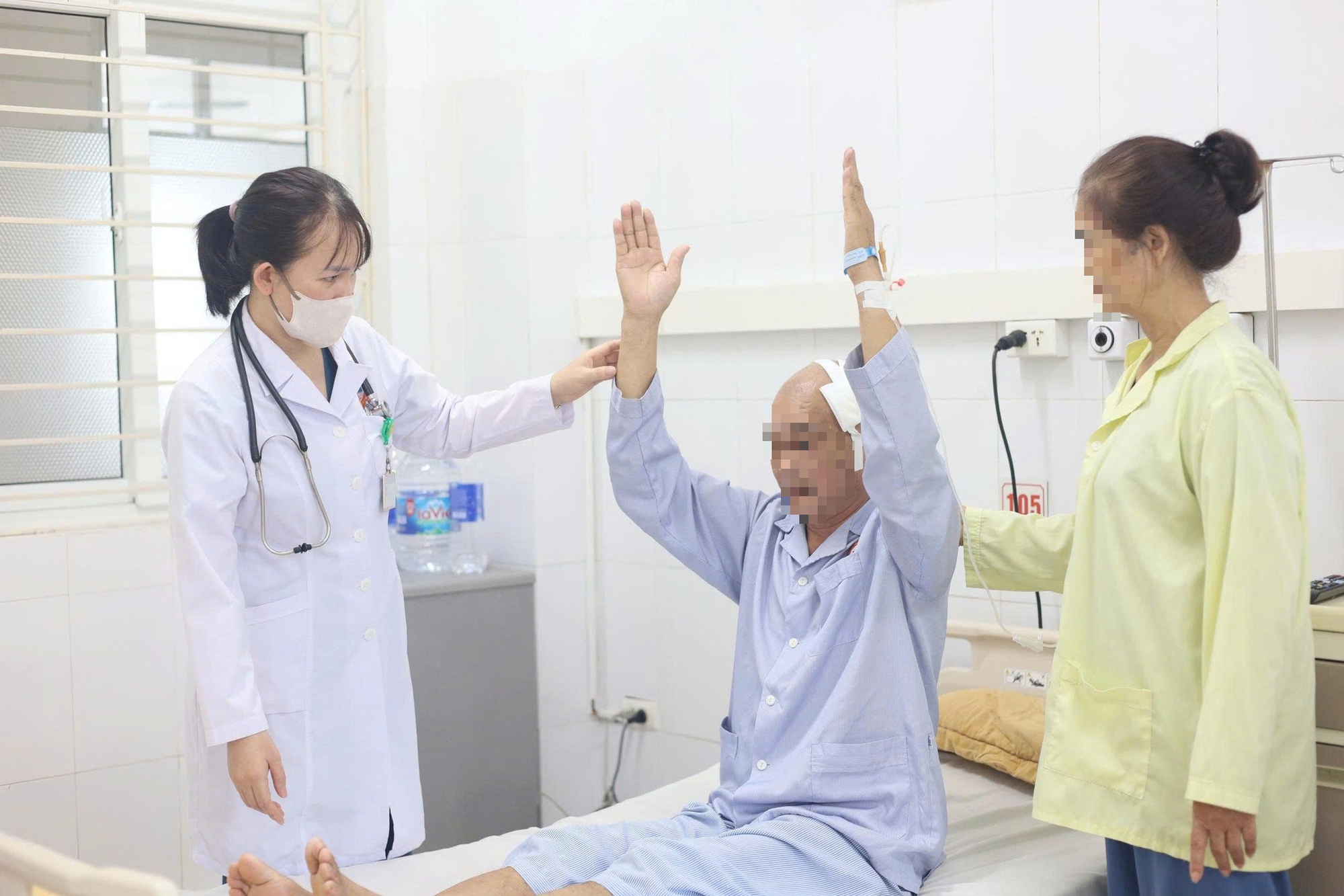 Cú ngã tưởng chừng vô hại khiến cụ ông 72 tuổi suýt mất mạng - Ảnh 2.