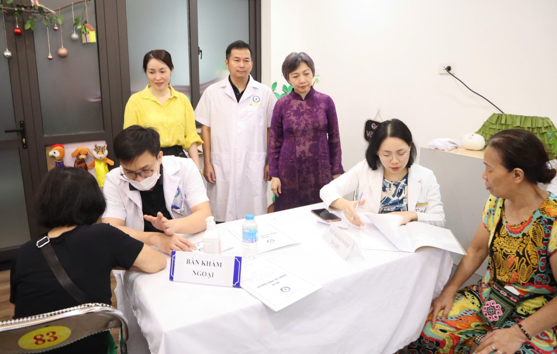 Người cao tuổi, người khuyết tật phấn khởi đi khám sức khỏe miễn phí ngay tại phường - Ảnh 1.