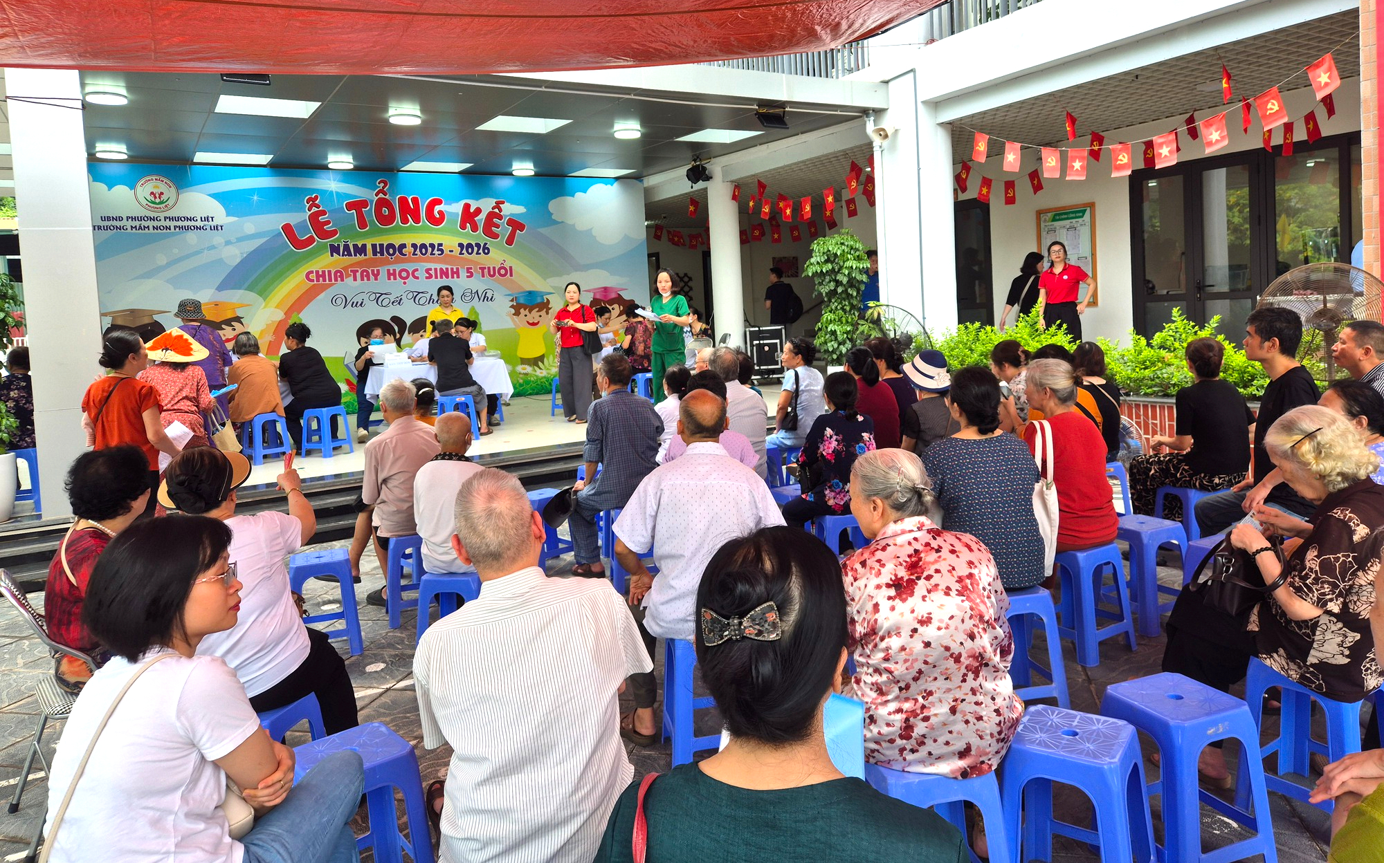 Người cao tuổi, người khuyết tật phấn khởi đi khám sức khỏe miễn phí ngay tại phường - Ảnh 2.