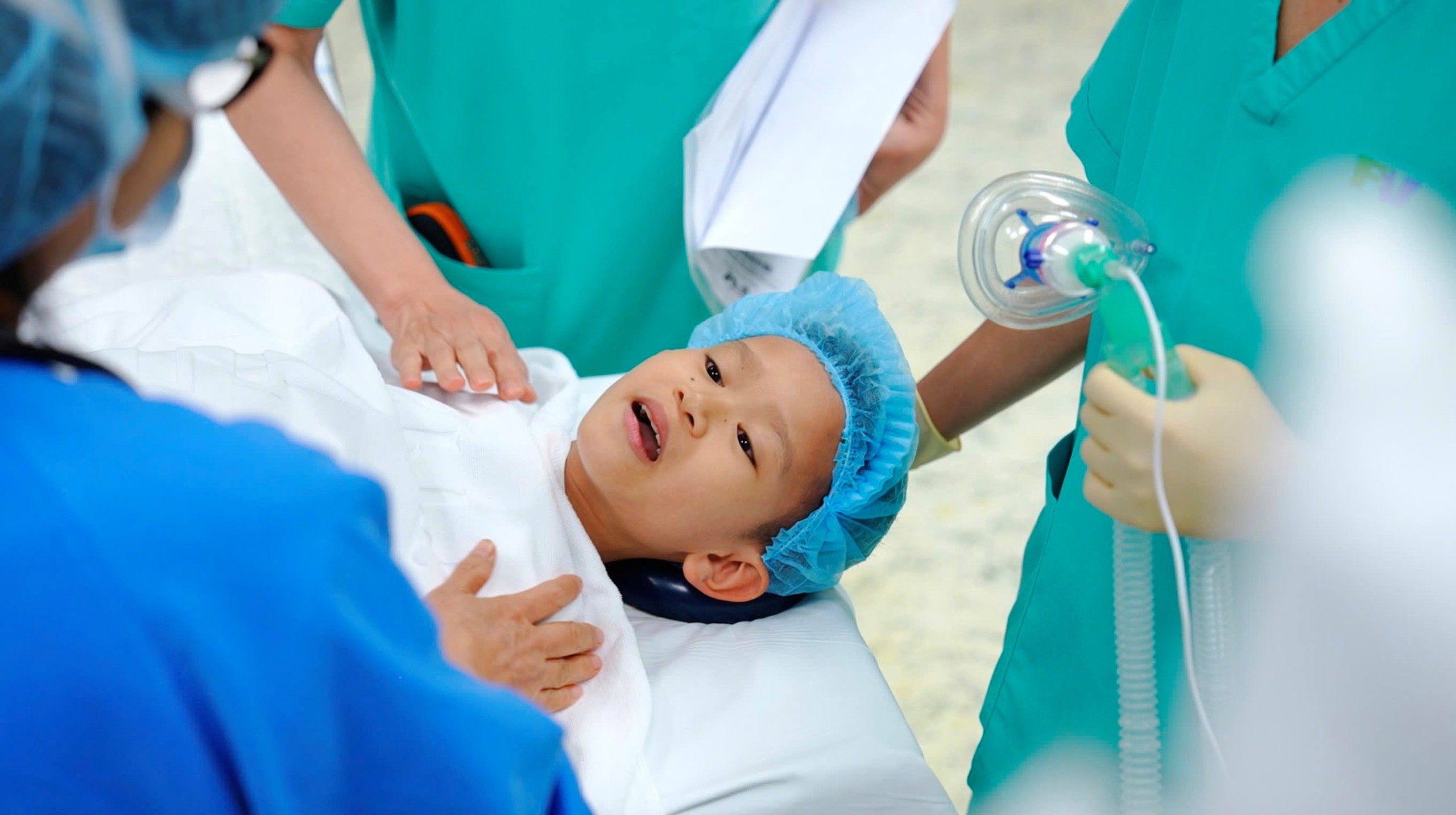 Cậu bé hát dân ca trong phòng mổ và hành trình hơn 10 năm đi tìm đôi tay lành lặn- Ảnh 4.