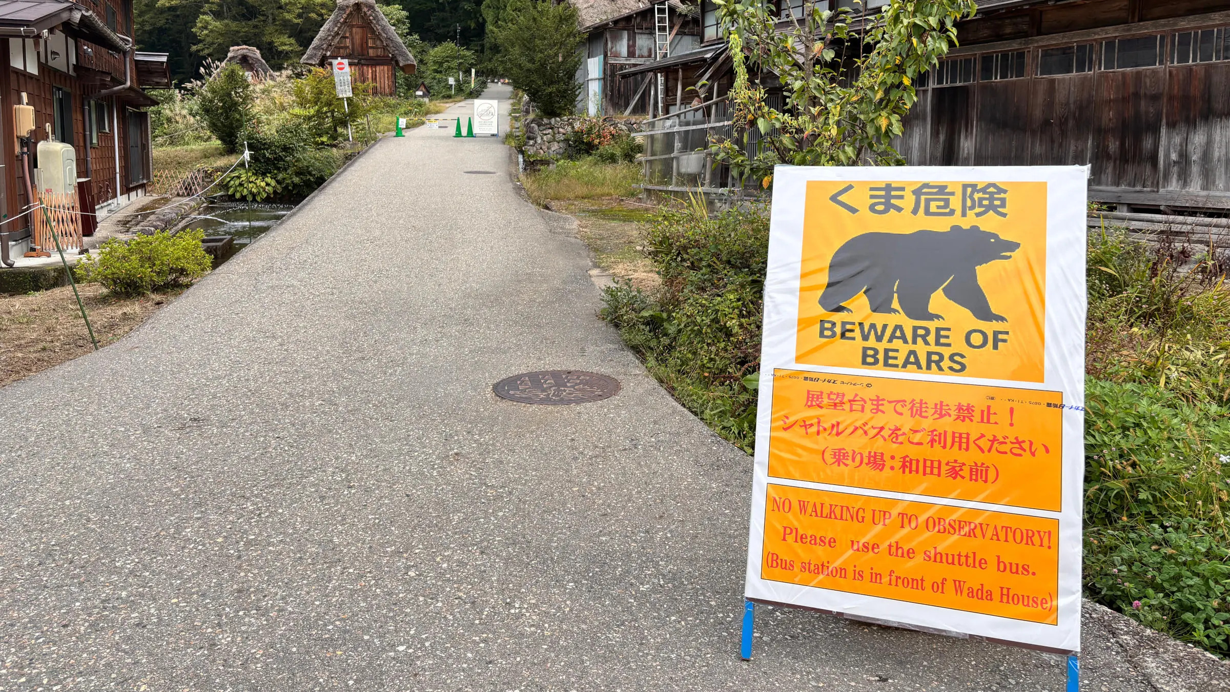 bear-attack-sign-japan-jpg-1778753036514920814207 Robot ma sói bất ngờ cháy hàng tại Nhật Bản- Ảnh 2.