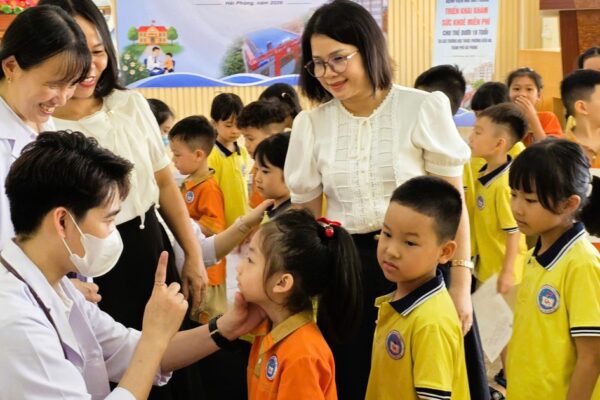 Bệnh viện Nhi Hải Phòng khám sức khỏe miễn phí cho hơn 1000 học sinh tiểu học