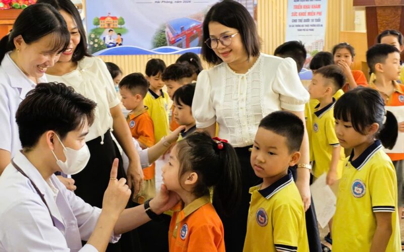 Bệnh viện Nhi Hải Phòng khám sức khỏe miễn phí cho hơn 1000 học sinh tiểu học