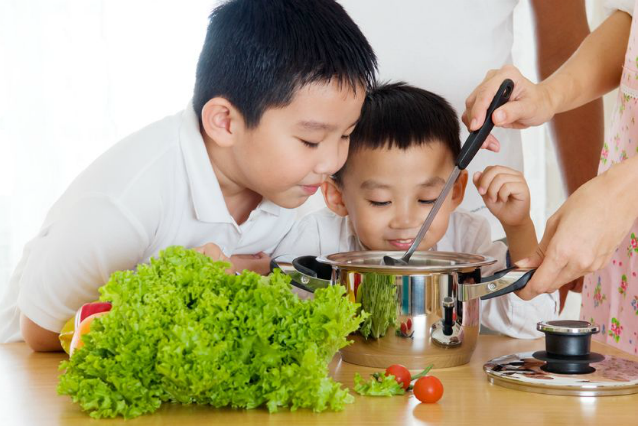 bi-quyet-kich-thich-tre-an-rau-nhieu-hon-02-17792881462971606737666 Gợi ý thực đơn thanh mát nhưng vẫn đủ dinh dưỡng cho trẻ vào ngày hè- Ảnh 2.