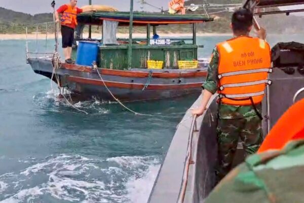 Cứu kịp thời 4 ngư dân gặp nạn trên biển