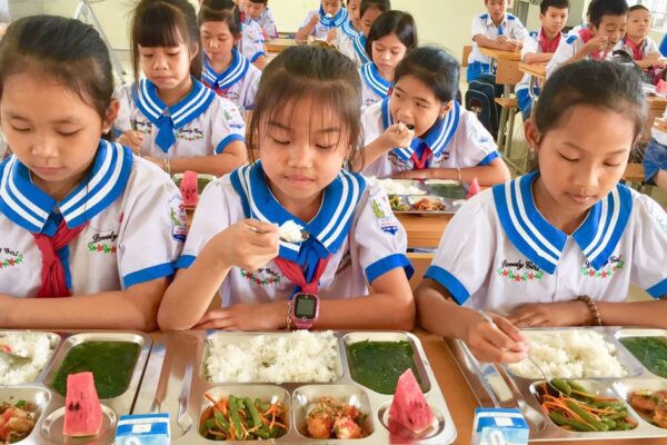 Bộ Y tế hướng dẫn xây dựng bữa ăn học đường đủ dinh dưỡng cho học sinh