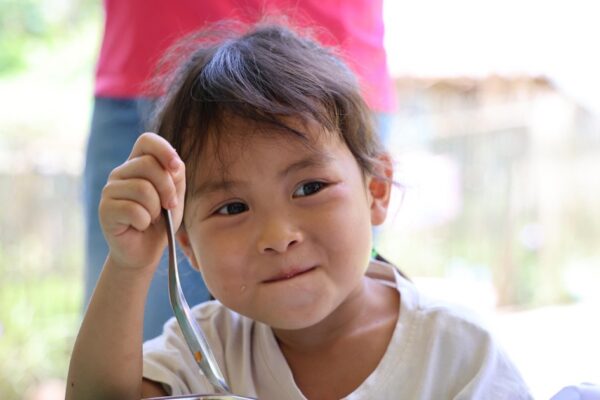 Dinh dưỡng học đường: Từ bữa ăn bán trú đến thay đổi hành vi chăm sóc trẻ