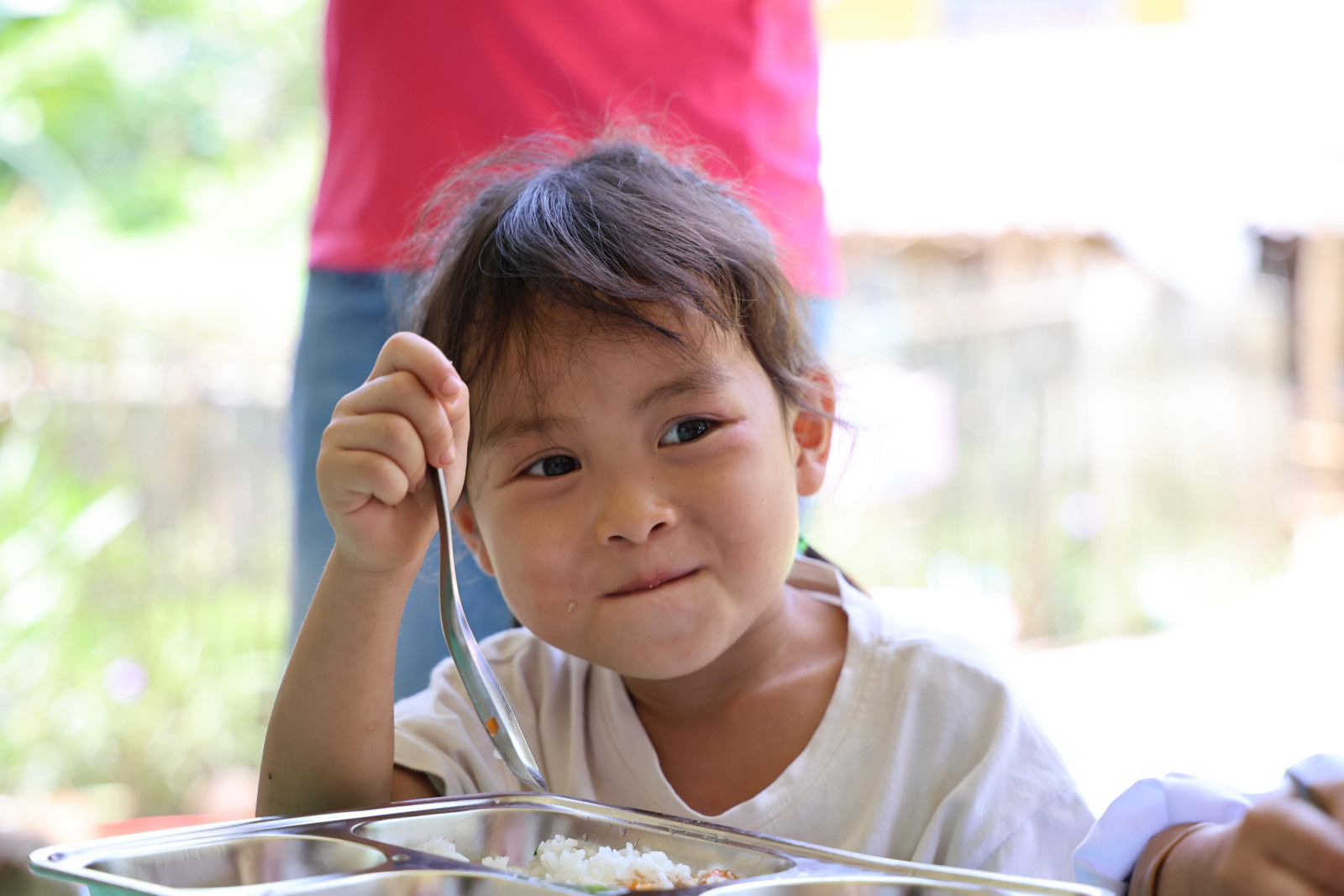 Dinh dưỡng học đường: Từ bữa ăn bán trú đến thay đổi hành vi chăm sóc trẻ- Ảnh 1.