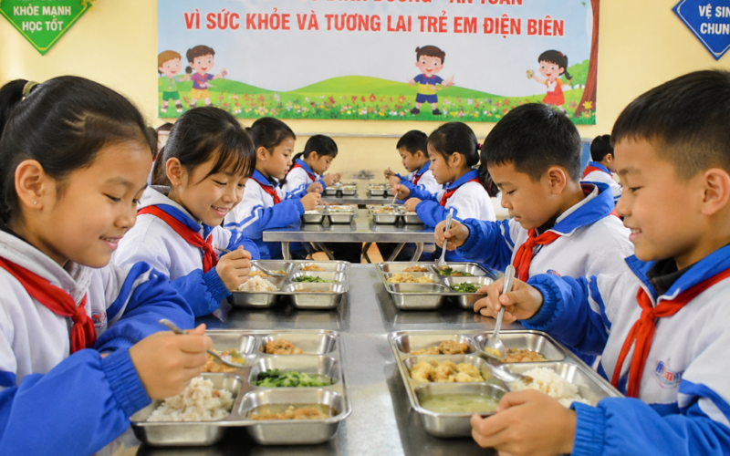 Phối hợp liên ngành tổ chức bữa ăn học đường tỉnh Điện Biên