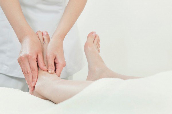 Tại sao phụ nữ tiền mãn kinh dễ bị phù chân? - Ảnh 2.