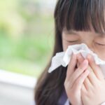Vì sao trẻ dễ bị cảm lạnh trong mùa hè và cách chăm sóc đúng