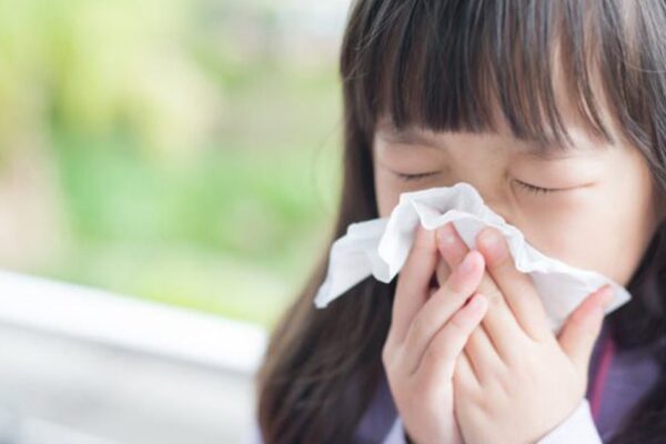Vì sao trẻ dễ bị cảm lạnh trong mùa hè và cách chăm sóc đúng
