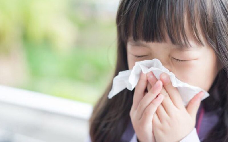 Vì sao trẻ dễ bị cảm lạnh trong mùa hè và cách chăm sóc đúng