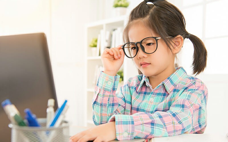 Trẻ em đối mặt nguy cơ cận thị sớm do lạm dụng thiết bị điện tử