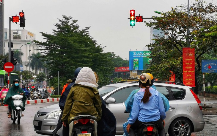 Đèn giao thông ở trung tâm Hà Nội chỉ nháy vàng, người đi đường cần lưu ý gì?- Ảnh 1.