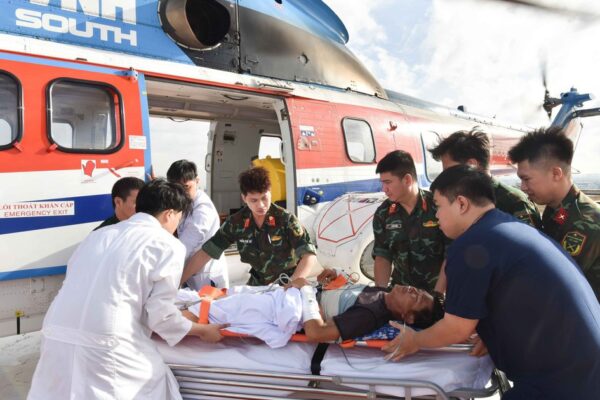Cấp cứu đường không xuyên đêm cứu 2 bệnh nhân nguy kịch từ Trường Sa về đất liền điều trị