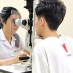 Bị quả bóng đập vào, thiếu niên 15 tuổi chấn thương mắt nghiêm trọng