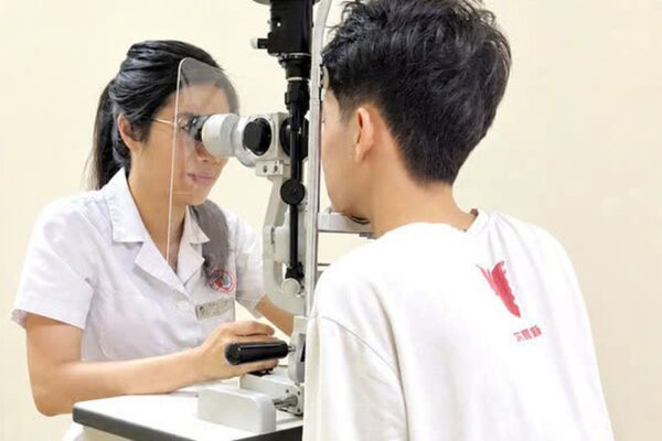 Bị quả bóng đập vào, thiếu niên 15 tuổi chấn thương mắt nghiêm trọng
