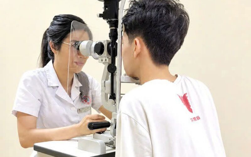 Bị quả bóng đập vào, thiếu niên 15 tuổi chấn thương mắt nghiêm trọng
