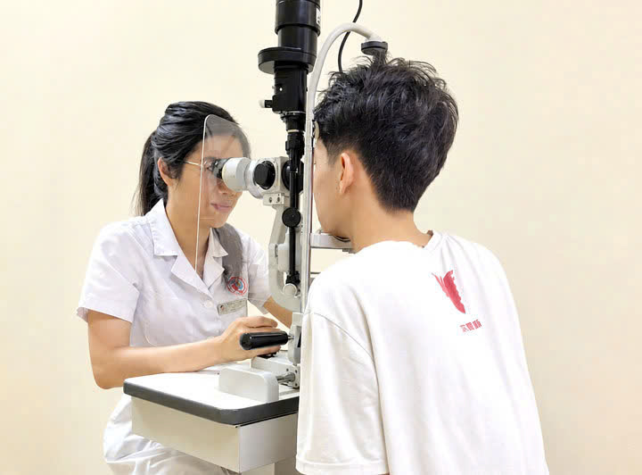 Bị quả bóng đập vào, thiếu niên 15 tuổi chấn thương mắt nghiêm trọng- Ảnh 1.