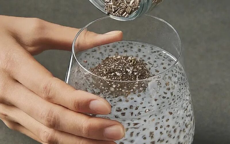 Tại sao cần phải ngâm nở hạt chia trước khi uống?