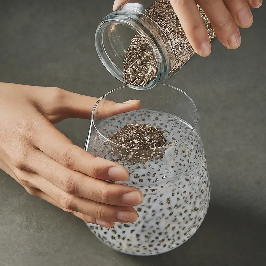 chiaseedsinwater-17805457100501097699673 Tại sao cần phải ngâm nở hạt chia trước khi uống?- Ảnh 1.