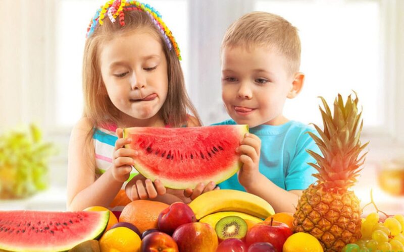 Những loại trái cây mùa hè tốt cho trẻ em và lưu ý khi ăn