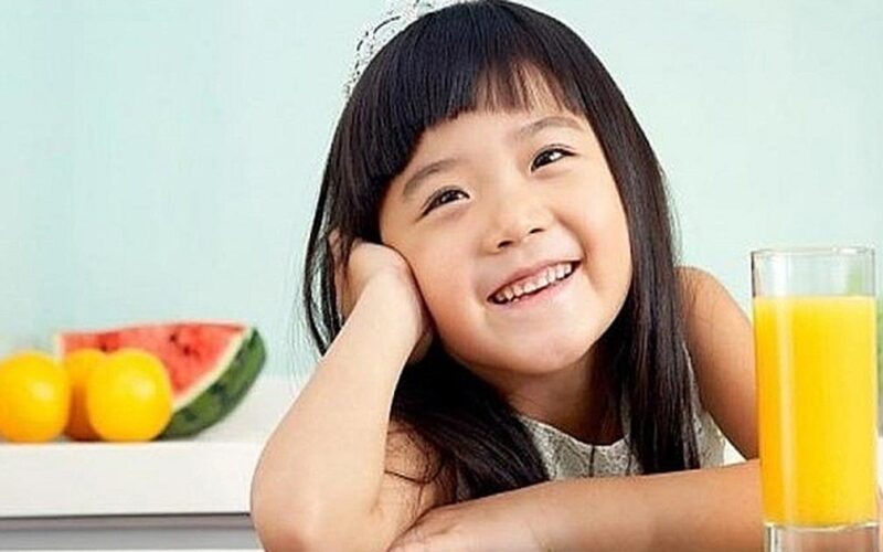 Học sinh nên ăn uống thế nào để không bị mất nước trong ngày hè?