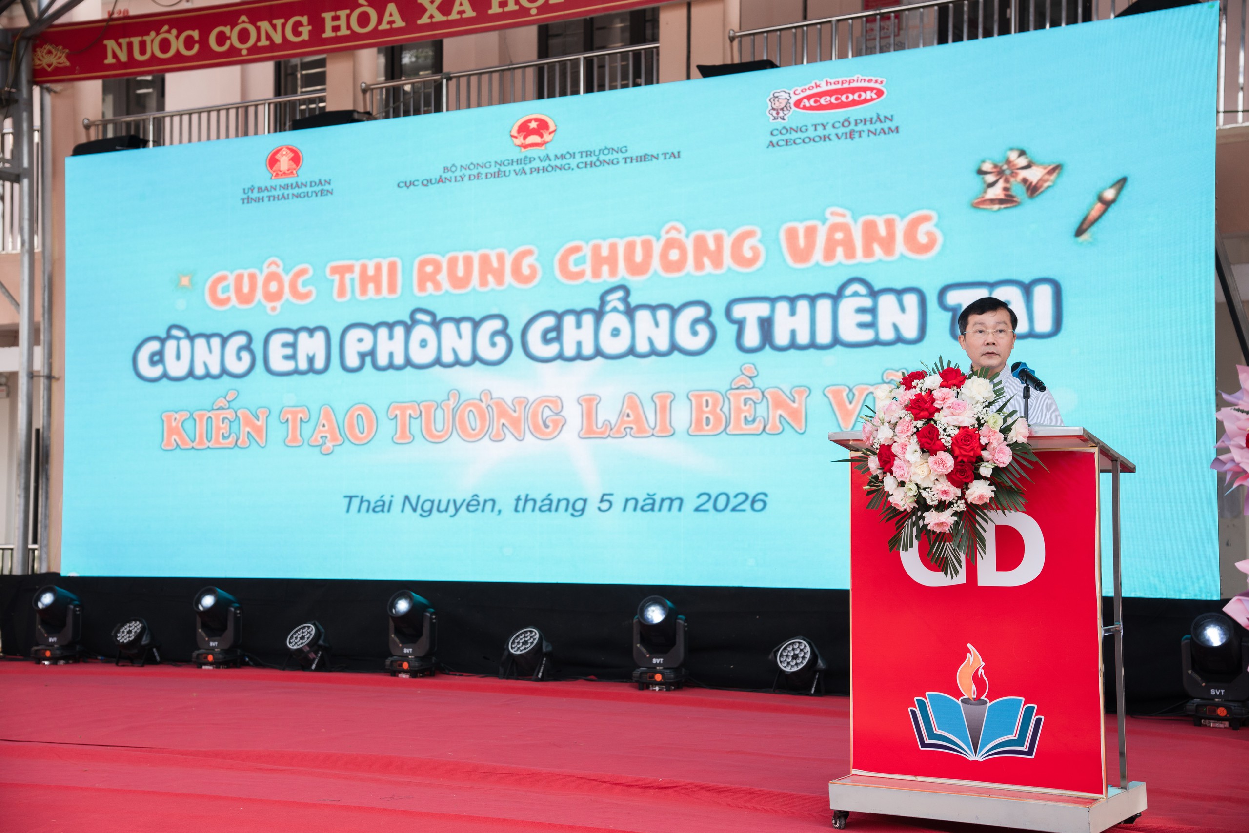 dai-bieu-chup-anh-voi-thi-sinh-giai-nhat-1778747447126751638151 Kiến tạo tương lai bền vững từ những sân chơi phòng chống thiên tai cho học sinh- Ảnh 1.