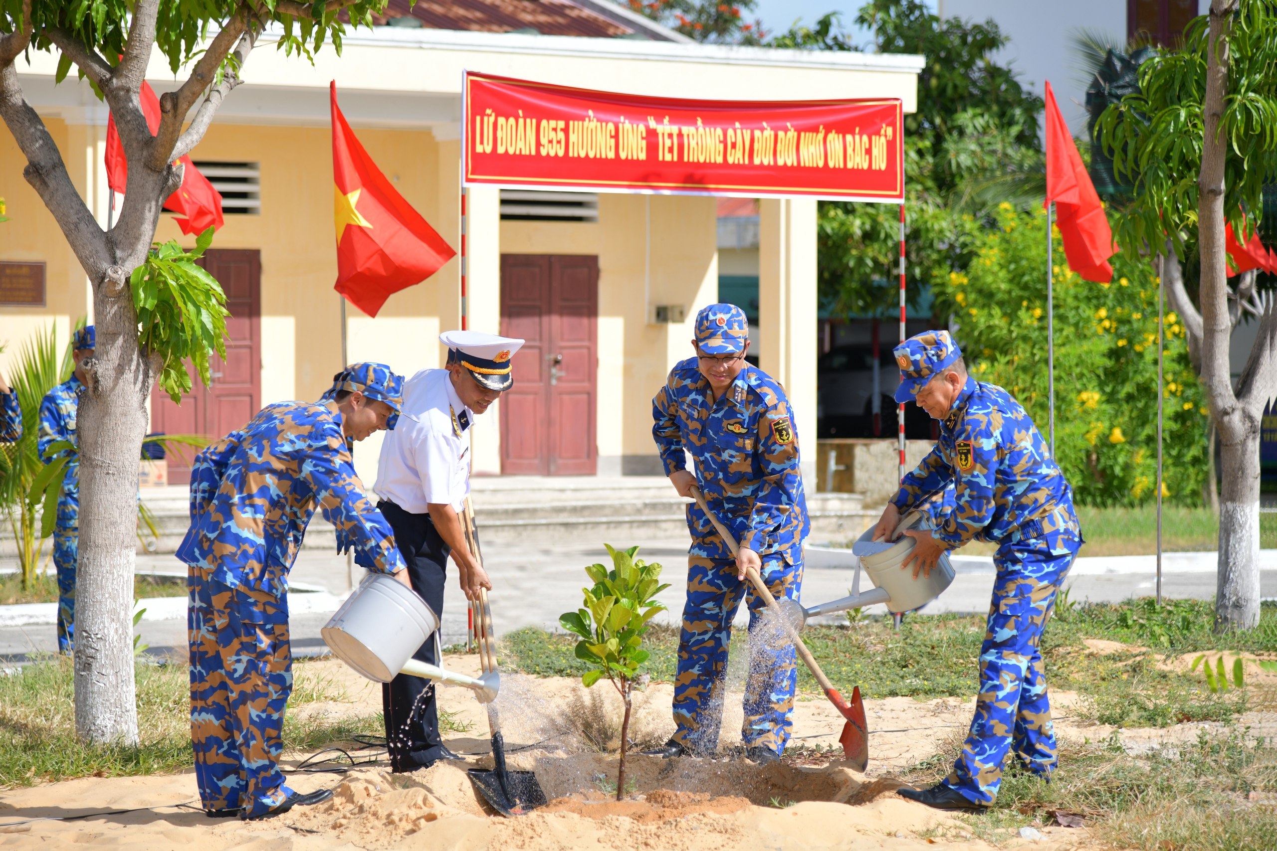 dai-ta-do-van-son-chinh-uy-lu-doan-tham-gia-trong-cay-17791928537411015383430 Lữ đoàn 955 phát động 'Tết trồng cây đời đời nhớ ơn Bác Hồ'- Ảnh 4.