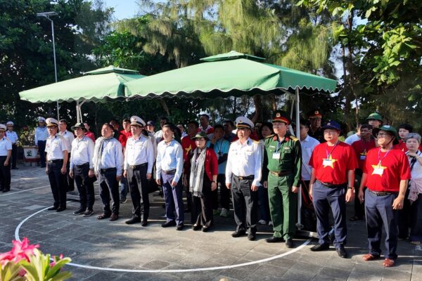 Thứ trưởng Trần Văn Thuấn: Sự cống hiến của cán bộ y tế ở Trường Sa là nguồn nội lực mạnh mẽ để phát triển hệ thống y tế biển đảo