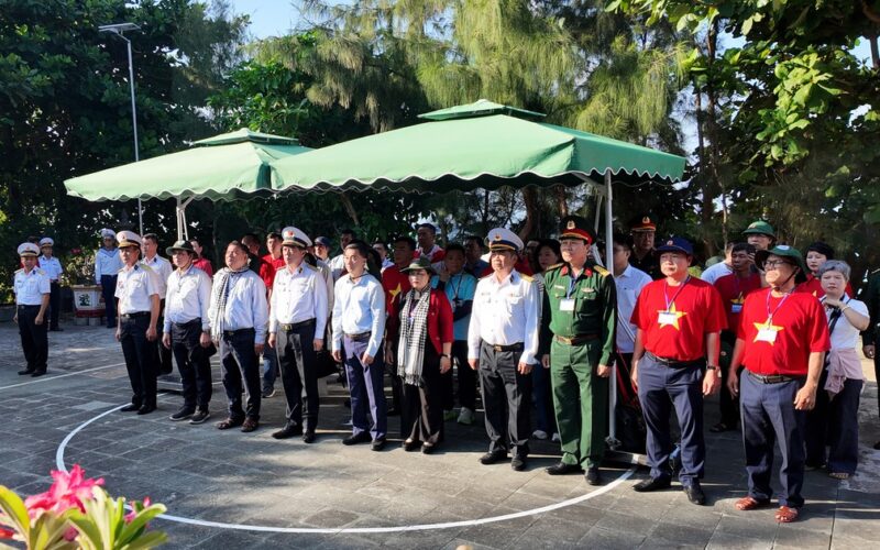 Thứ trưởng Trần Văn Thuấn: Sự cống hiến của cán bộ y tế ở Trường Sa là nguồn nội lực mạnh mẽ để phát triển hệ thống y tế biển đảo