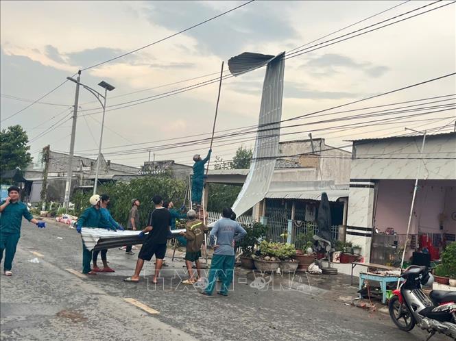 Dông lốc làm sập và tốc mái 47 căn nhà ở Đồng Tháp- Ảnh 6.