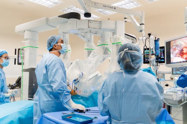 Ho ra máu vì ổ viêm phổi tái phát, người đàn ông Mỹ được bác sĩ FV cứu sống bằng phẫu thuật robot