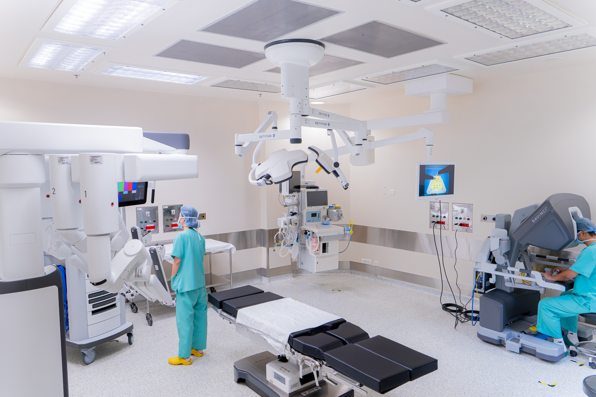 Ho ra máu vì ổ viêm phổi tái phát, người đàn ông Mỹ được bác sĩ FV cứu sống bằng phẫu thuật robot- Ảnh 3.