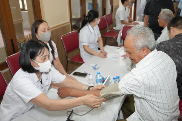 Mang dịch vụ y tế chất lượng miễn phí đến với người có công, gia đình chính sách tại Yên Bài