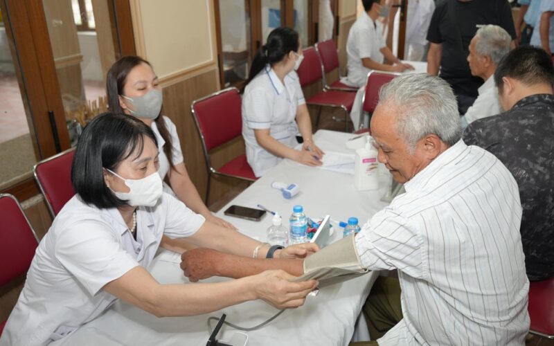 Mang dịch vụ y tế chất lượng miễn phí đến với người có công, gia đình chính sách tại Yên Bài