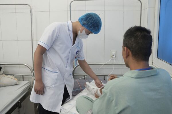 Người đàn ông mất nửa bàn chân do cưa bình khí bất ngờ phát nổ